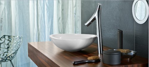Design-Armaturen kommen nicht so schnell aus der Mode. Schlank und puristisch präsentiert sich die Armatur Axor Starck Organic. Anders als bei klassischen Einhebelmischern werden bei dieser Armatur Wassermenge und Wassertemperatur separat gesteuert. Und der Clou ist: Alle Armaturen aus der Serie wurden mit den optisch passenden Waschbecken führender Hersteller auf ästhetische Optik und Spritzverhalten getestet. Die geprüften Kominationen findet man unter. www.pro.hansgrohe.de/axor-waschtischmatrix Design-Armaturen kommen nicht so schnell aus der Mode. Schlank und puristisch präsentiert sich die Armatur Axor Starck Organic. Anders als bei klassischen Einhebelmischern werden bei dieser Armatur Wassermenge und Wassertemperatur separat gesteuert. Und der Clou ist: Alle Armaturen aus der Serie wurden mit den optisch passenden Waschbecken führender Hersteller auf ästhetische Optik und Spritzverhalten getestet. Die geprüften Kominationen findet man unter. www.pro.hansgrohe.de/axor-waschtischmatrix